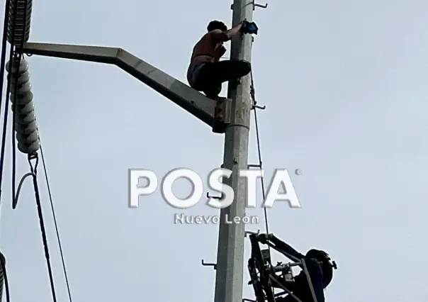 Hombre sigue en lo alto de torre eléctrica en Morones Prieto: vialidad colapsa