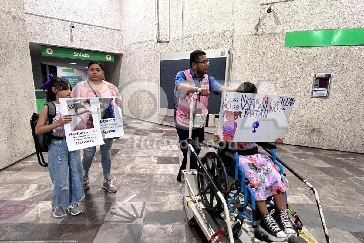 Llegan en silla de ruedas y en Metro para que se escuche su voz este 8M