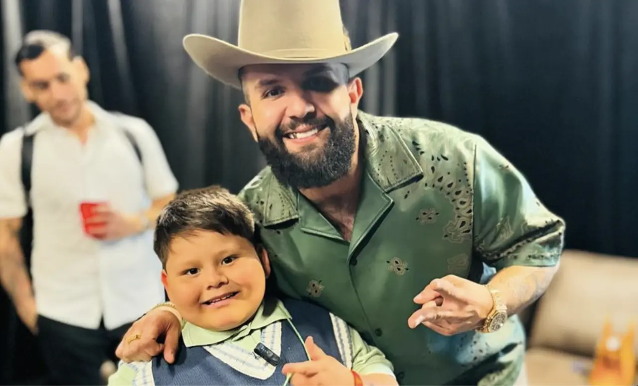 Iker el niño millonario sorprende a Carín León en su concierto de Monterrey, Nuevo León. Foto: Instagram/Iker