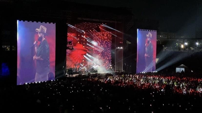 Arma Carín León mega pachanga con su sonido ante los regios (VIDEO)