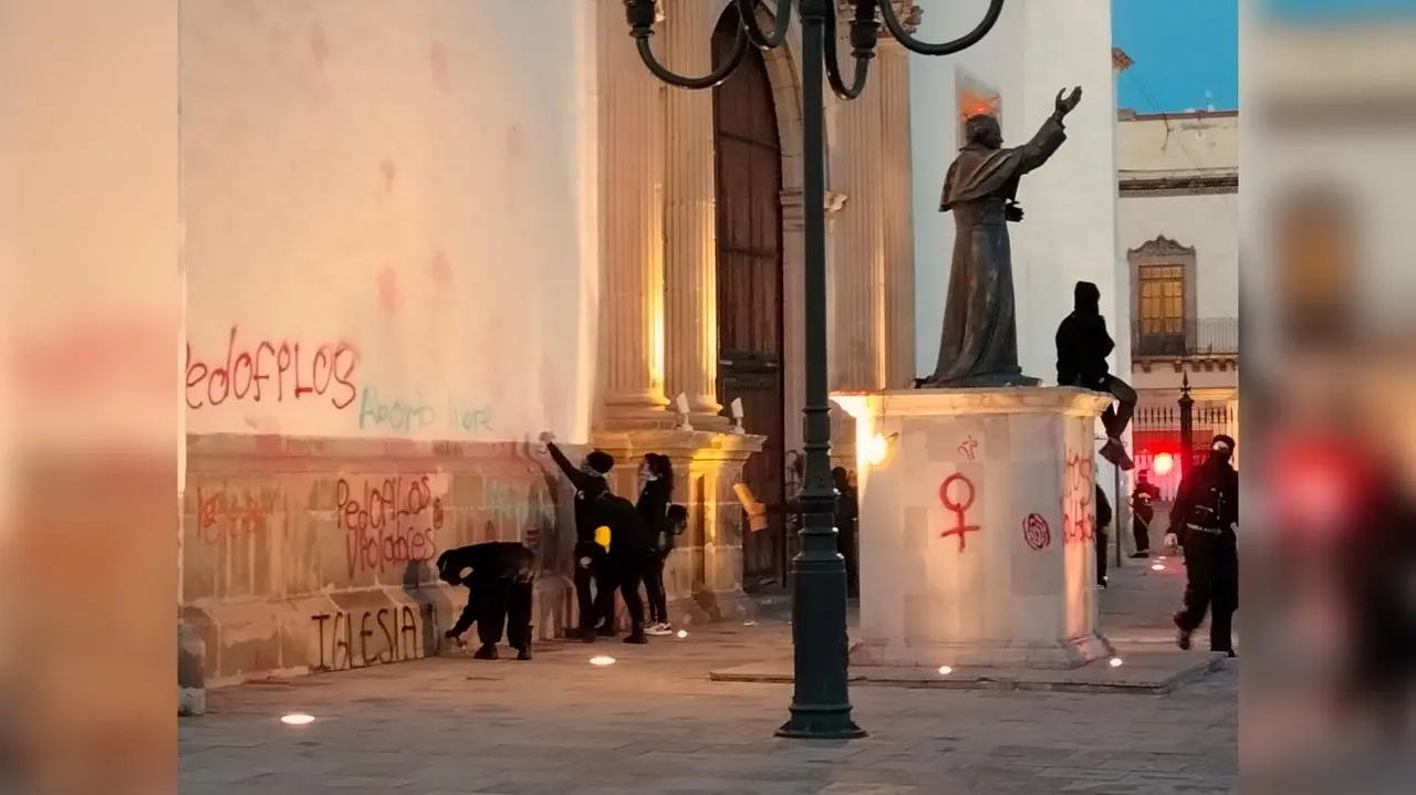 Ante la mirada de la Policía Municipal, mujeres realizaron pintas a la Catedral de Durango. Foto: Isaura Retana.