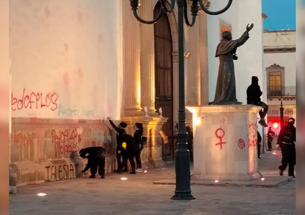 En la Marcha 8M, encapuchadas feministas realizaron pintas a Catedral de Durango