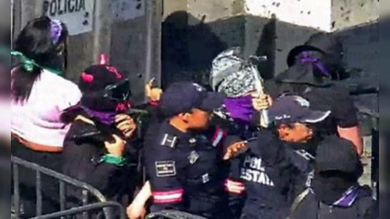 Usan extintores para frenar uso de cohetes y objetos incendiarios en la marcha