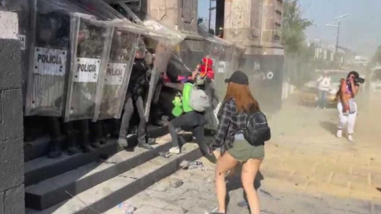Usan extintores para frenar uso de cohetes y objetos incendiarios en la marcha