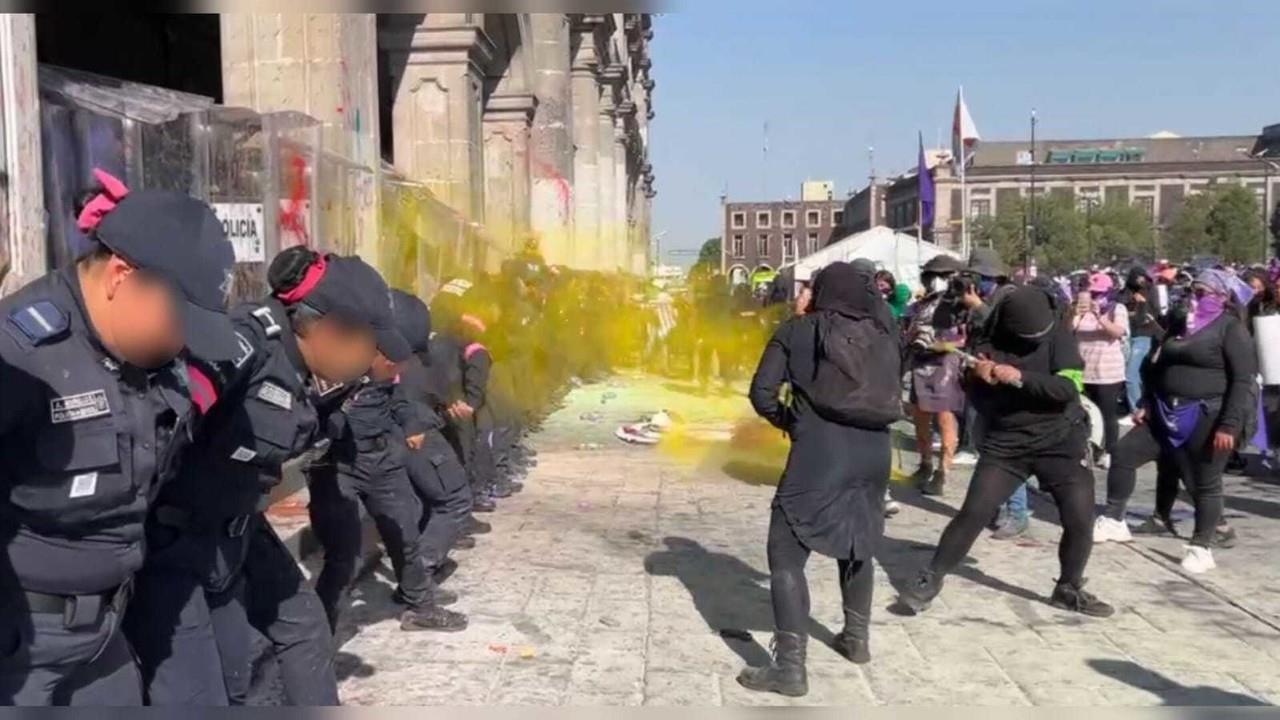 Usan extintores para frenar uso de cohetes y objetos incendiarios en la marcha