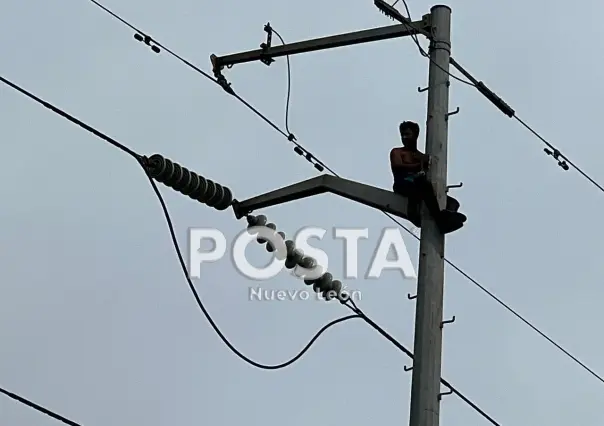 Sube hombre a torre eléctrica y amaga con lanzarse