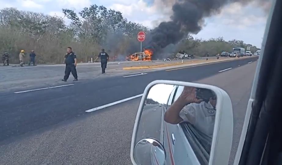 Violento choque e incendio en la Carretera Mérida-Campeche