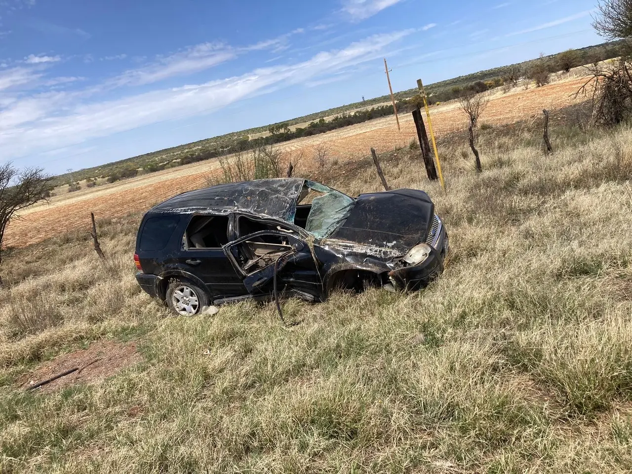 Un joven murió al volcar el vehículo en el que viajaba en Peñón Blanco. Foto: Especial.