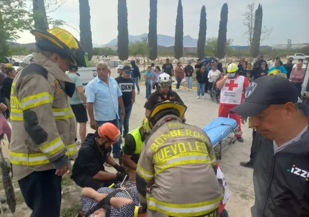 Mujer y niña caen al interior de tumba en panteón Santa Catalina