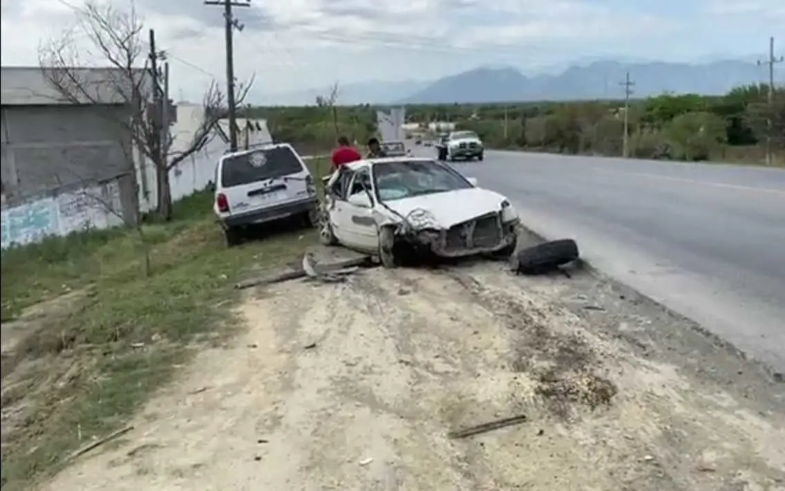 Hombre sale lesionado al chocar contra un árbol. Foto. PC NL