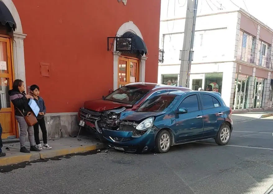 Un choque en el primer cuadro de la ciudad en donde resultaron dos personas lesionadas. Foto: Especial.