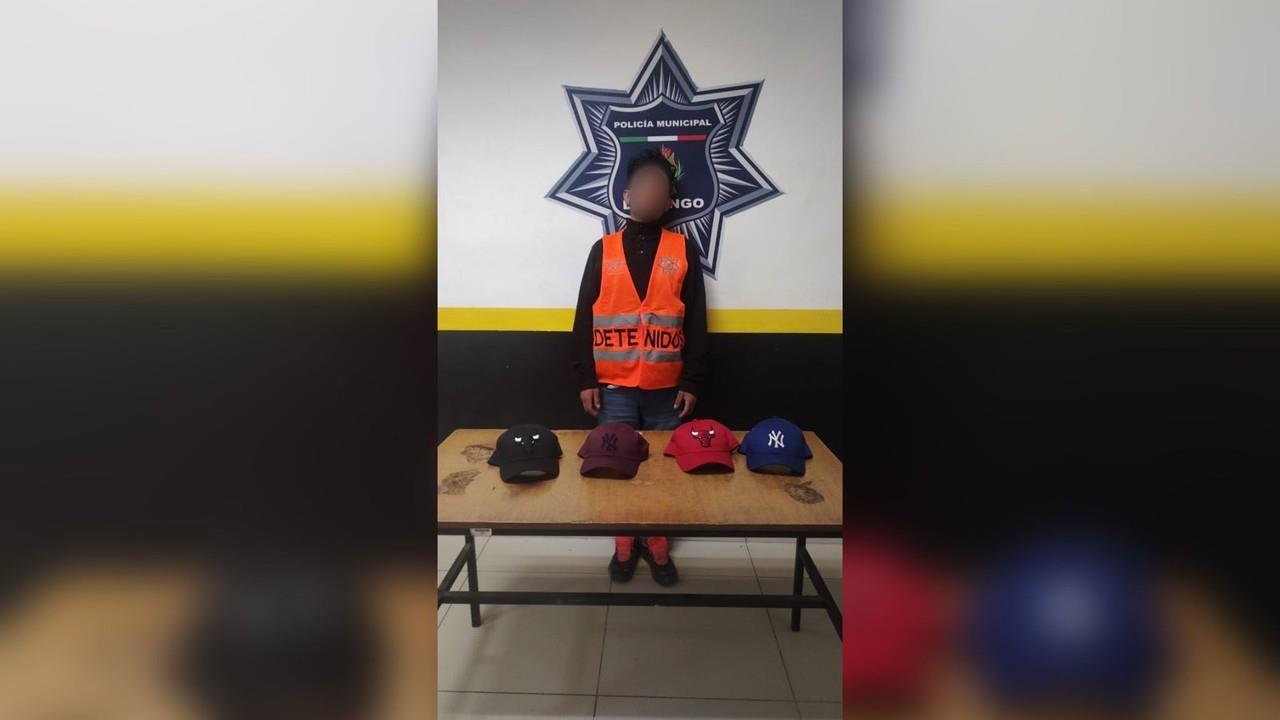 Un joven fue detenido debido a que tomó de una tienda comercial cuatro gorras sin efectuar el pago. Foto: Especial.