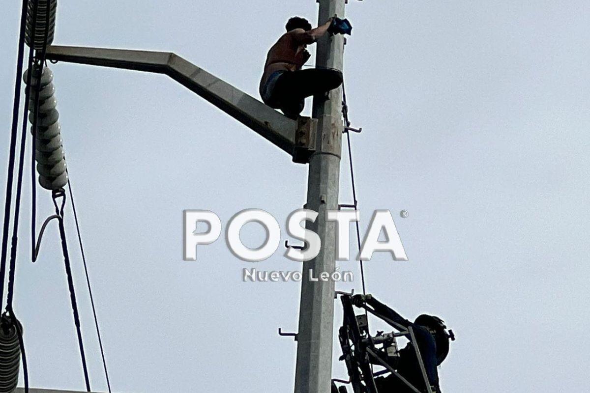 Durante el viernes Samuel permaneció más de 12 horas en lo alto de la torre de electricidad. Foto: Raymundo Elizalde