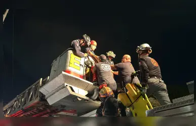 Rescatan a Samuel en torre de alta tensión tras 14 horas de diálogo en Guadalupe