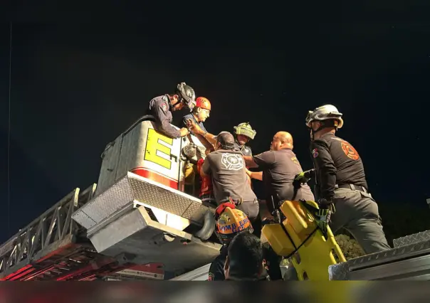 Rescatan a Samuel en torre de alta tensión tras 14 horas de diálogo en Guadalupe