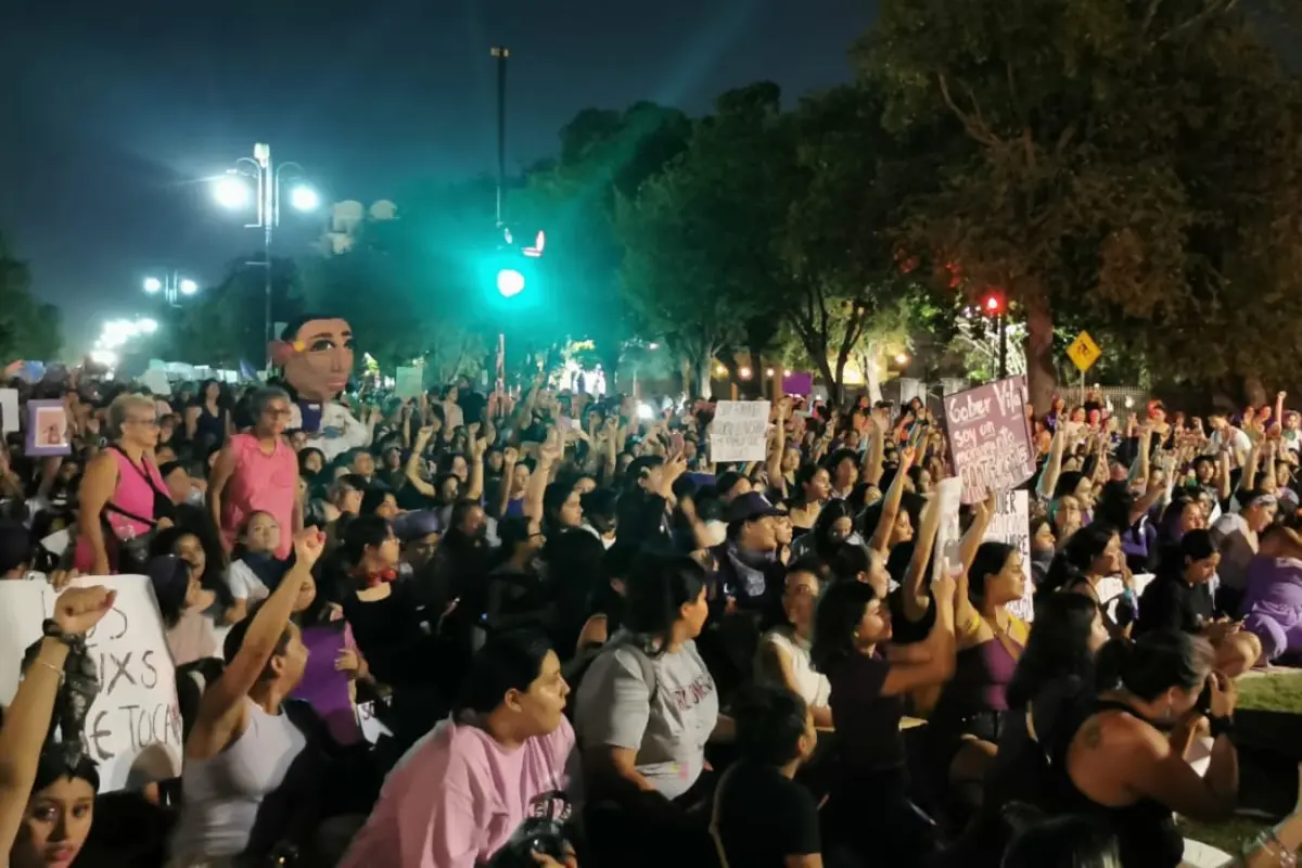 El contingente violeta avanzó por todo Paseo de Montejo Fotos: Alejandra Vargas