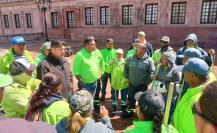 Limpian pintas de la manifestación del 8M en la Plaza Nueva Tlaxcala