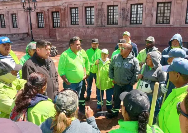 Limpian pintas de la manifestación del 8M en la Plaza Nueva Tlaxcala