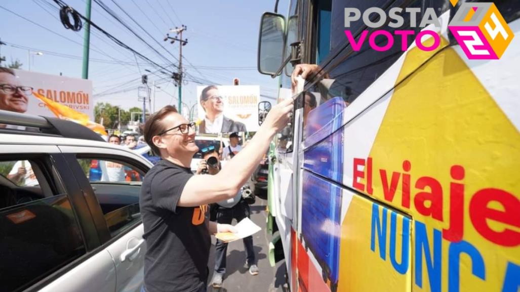 CDMX: Salomón Chertorivski entrega volantes en las calles de Coyoacán