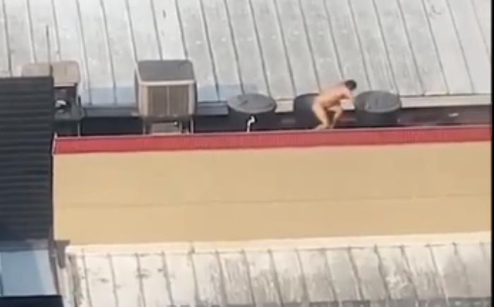 Un hombre es captado bañándose desnudo en tanques de agua de Burger King cerca de Medellín. Foto. Captura