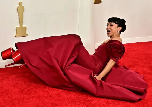 Premios Óscar 2024: Liza Koshy sufre caída en la alfombra roja (VIDEO)