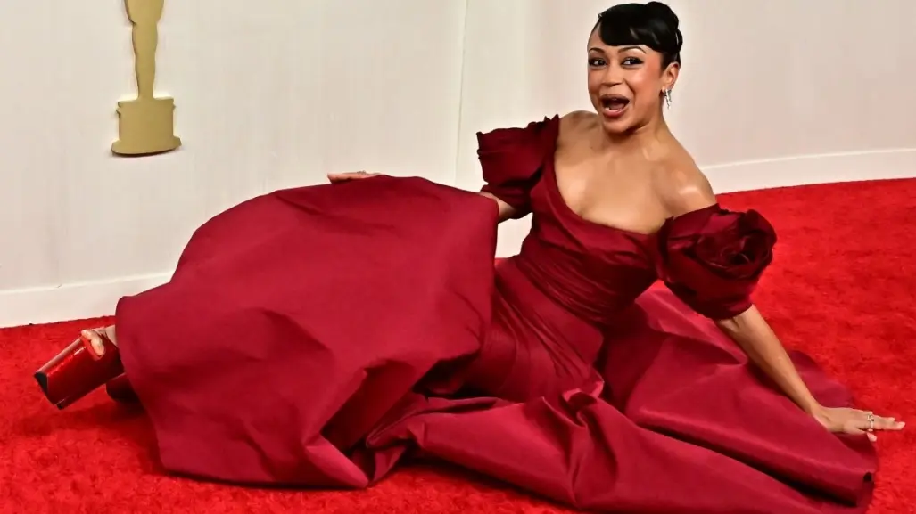 ¡Agárrenla! Liza Koshy sufre caída en la alfombra roja de los Premios Oscar