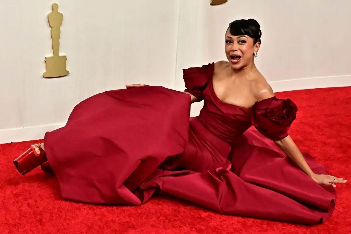 Liza Koshy sufrió caída en la alfombra roja de los Premios Oscar Foto: X(Twitter) @MTV