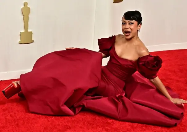 ¡Agárrenla! Liza Koshy sufre caída en la alfombra roja de los Premios Oscar