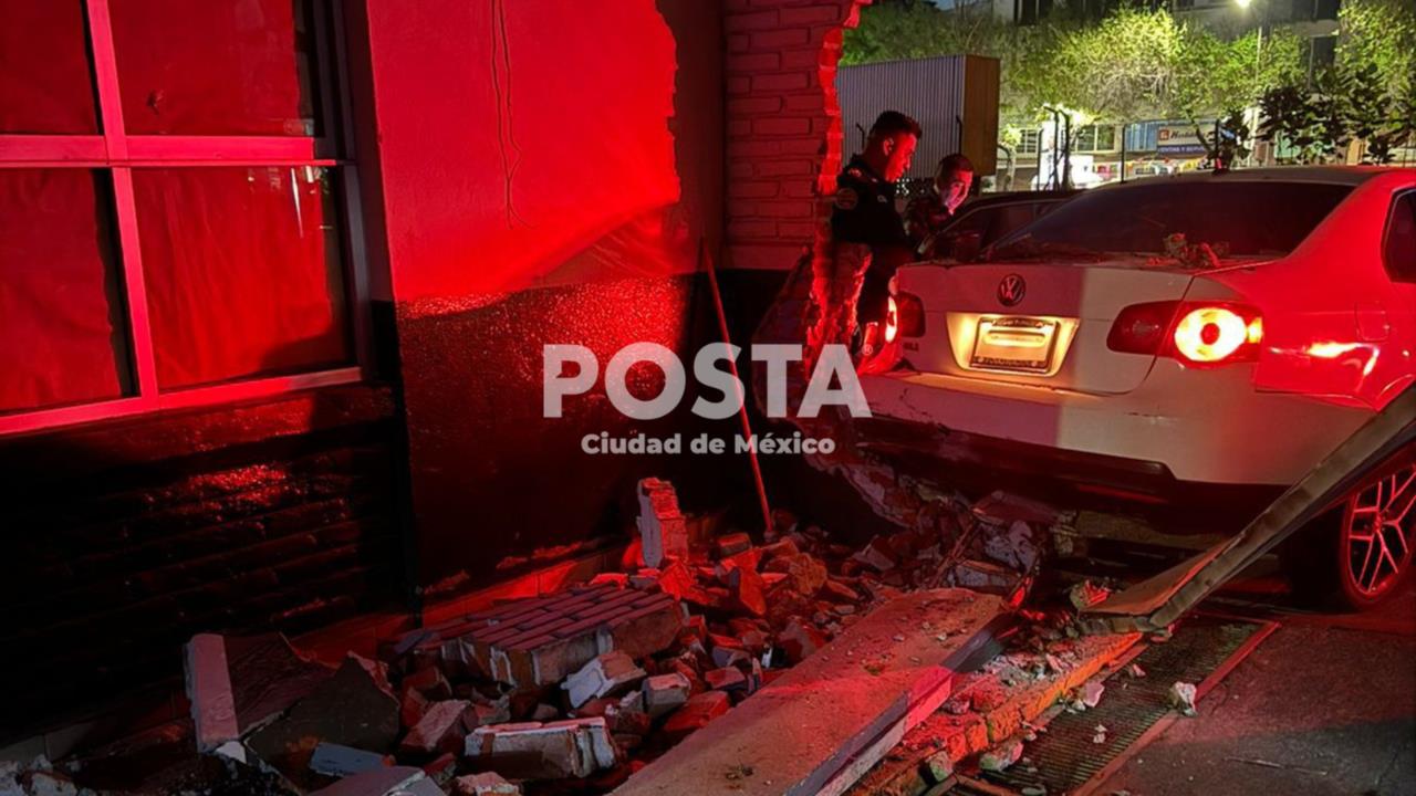 Automovilista se estrella contra entrada de escuela en la alcaldía Benito Juárez