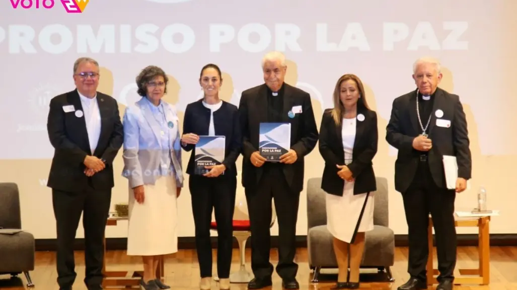 Claudia Sheinbaum firma el documento Compromiso por la Paz en el Episcopado