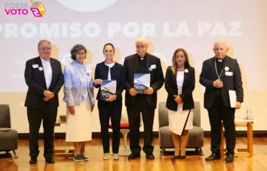 Claudia Sheinbaum firma el documento Compromiso por la Paz en el Episcopado