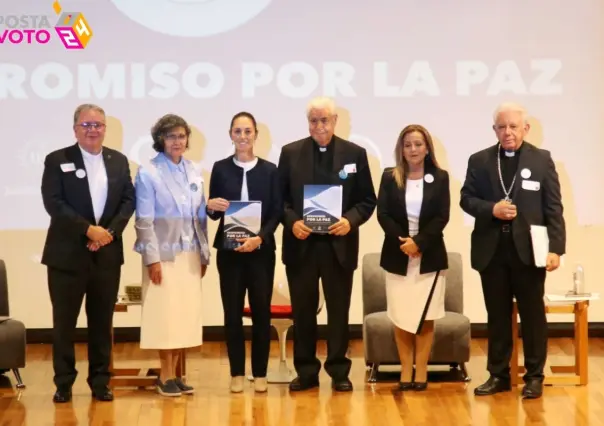 Claudia Sheinbaum firma el documento Compromiso por la Paz en el Episcopado