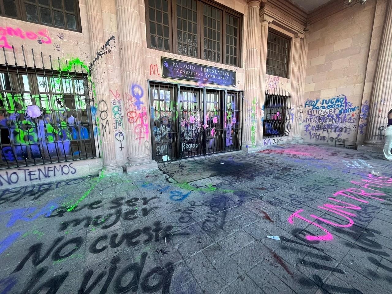 Se tomaron fotografías del edificio después de la manifestación para registrar las pintas. (Fotografía: Leslie Delgado)