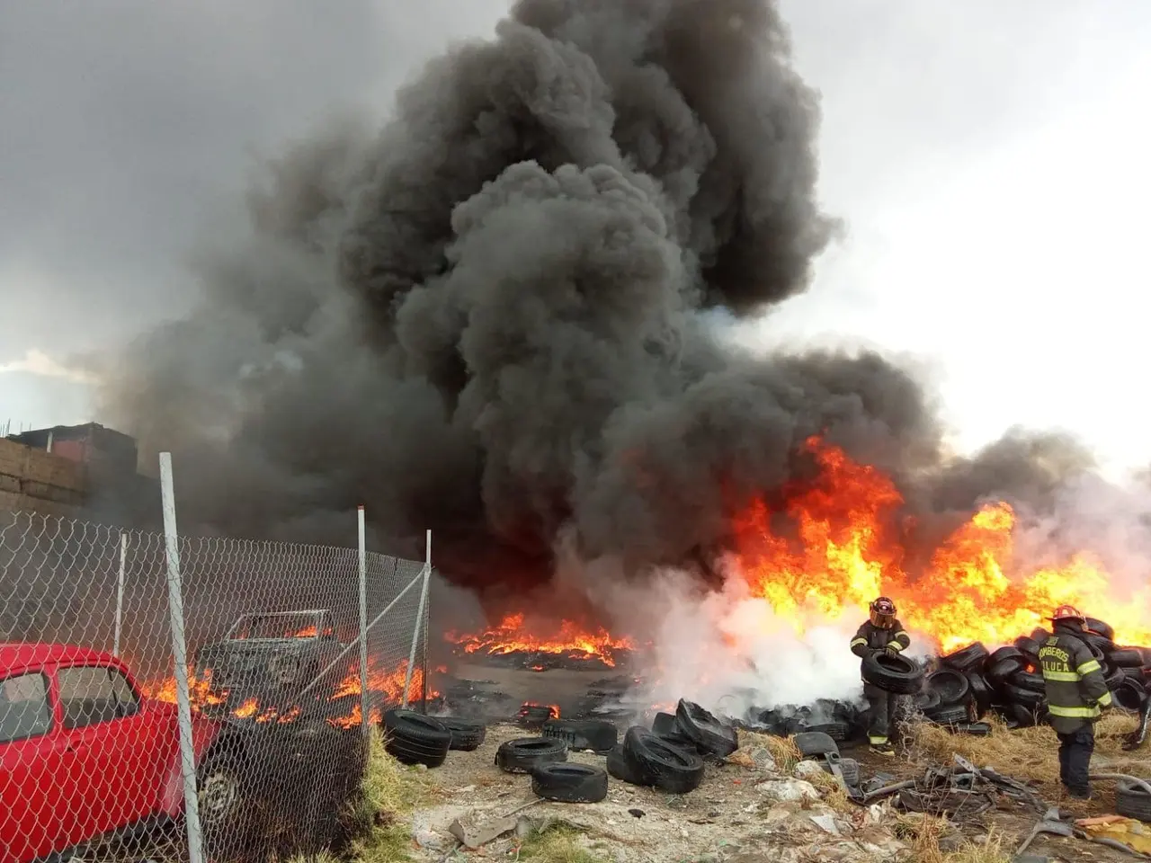 Los bomberos y elementos de protección civil de varios municipios trabajaron unas cinco horas para sofocar el fuego. Foto: PC Toluca