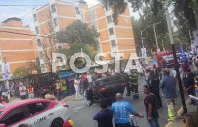 Persecución y balacera deja a dos heridos y un auto volcado