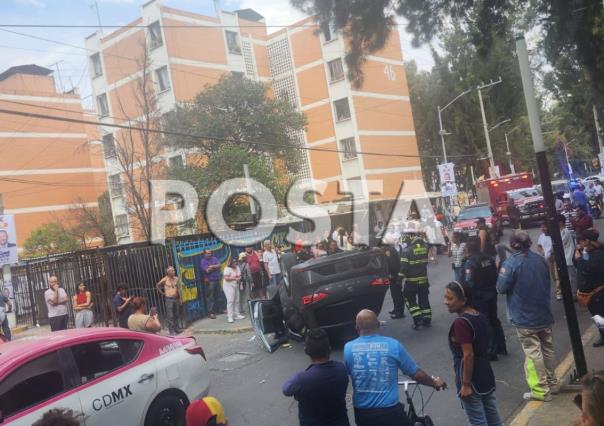 Persecución y balacera deja a dos heridos y un auto volcado