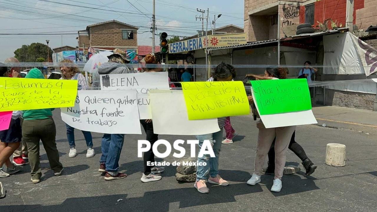 Los comerciantes exigen no ser retirados de la vía pública, acusan abuso de autoridad. Foto: Fernando Cruz