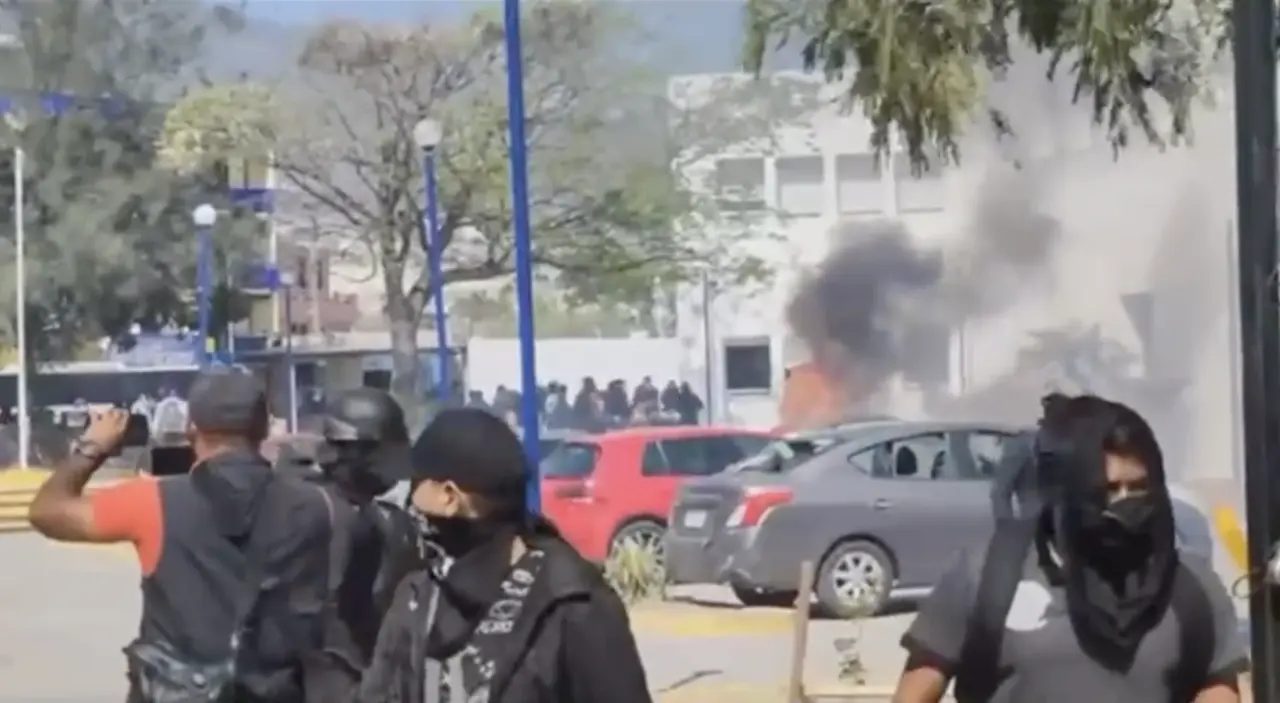 Asesinato de normalista desata protesta violenta en Chilpancingo. Foto: Especial