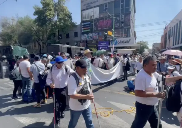 A empujones retiran a manifestantes débiles visuales, en Arcos de Belén