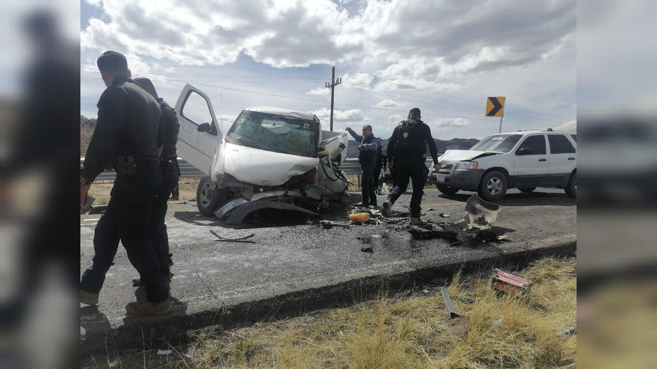 Choque de frente deja dos muertos y siete lesionados cerca de Canatlán