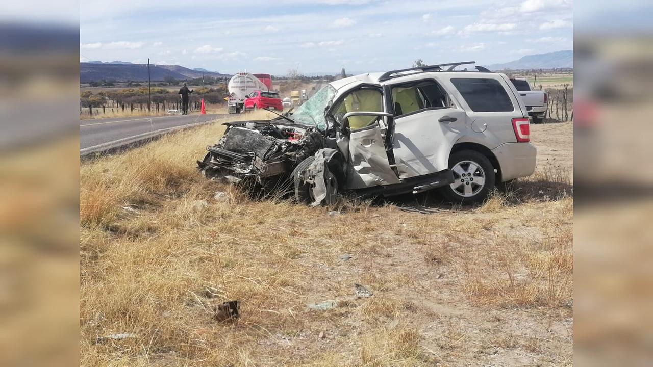 Choque de frente deja dos muertos y siete lesionados cerca de Canatlán