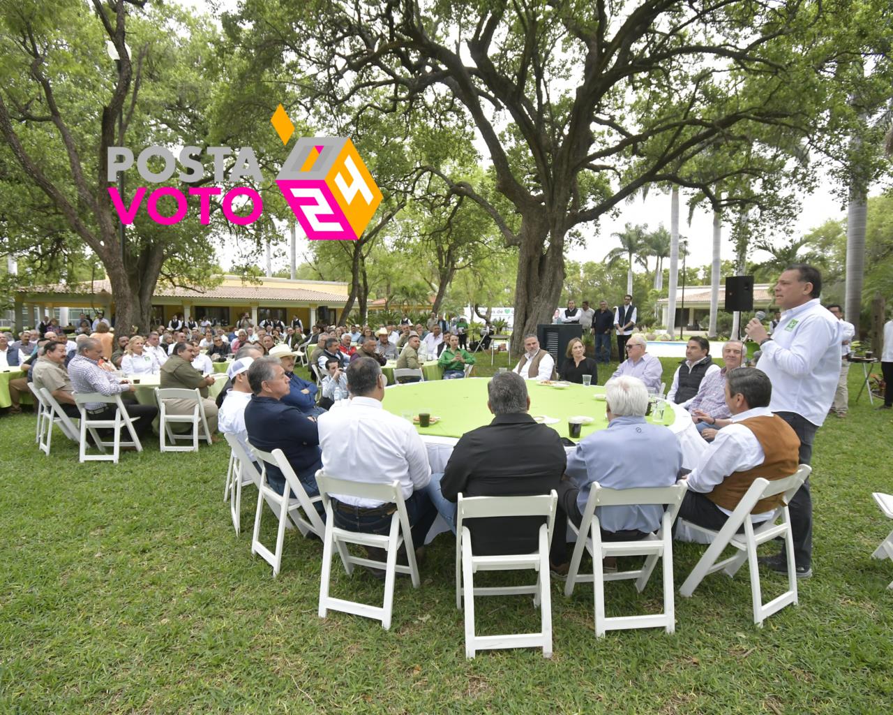 Eugenio Hernández Flores con liderazgos políticos. Fotos: Eugenio Hernández Flores