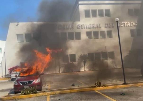 Normalistas de Ayotzinapa protestan en Chilpancingo tras conocer fuga de policía