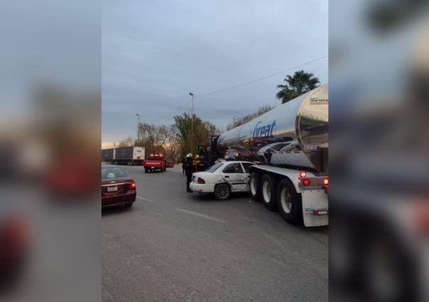 Se accidenta y termina debajo de un tráiler