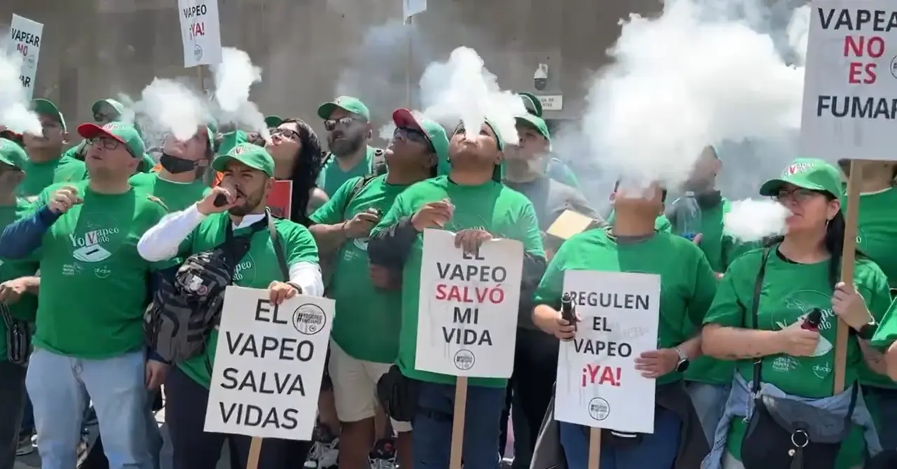 Piden vapeadores no prohibir el uso de cigarros electrónicos.      Foto: @mexmvap