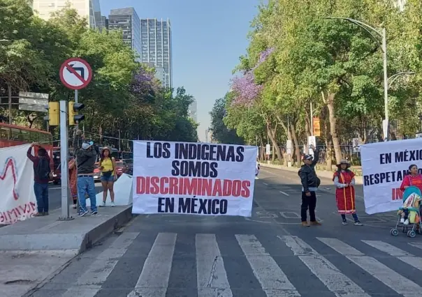 Triquis bloquean Reforma e Insurgentes exigen participación en evento cultural