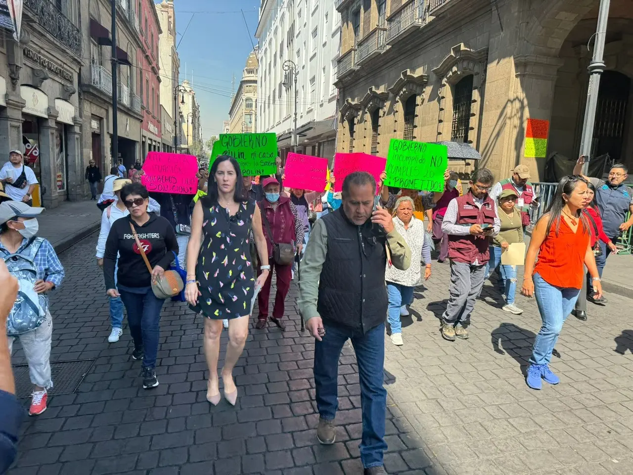 Vecinos de la colonia Minas de Cristo en Álvaro Obregón protestan en el Zocalo. Foto: Ramón Ramírez