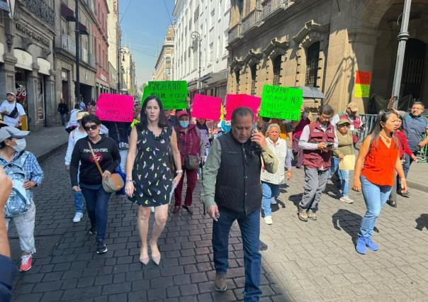 Vecinos de la colonia Minas de Cristo en Álvaro Obregón protestan en el Zocalo