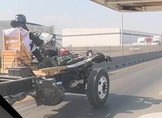 Trailero viaja en Libramiento Noroeste ¡Sin carrocería! (VIDEO)