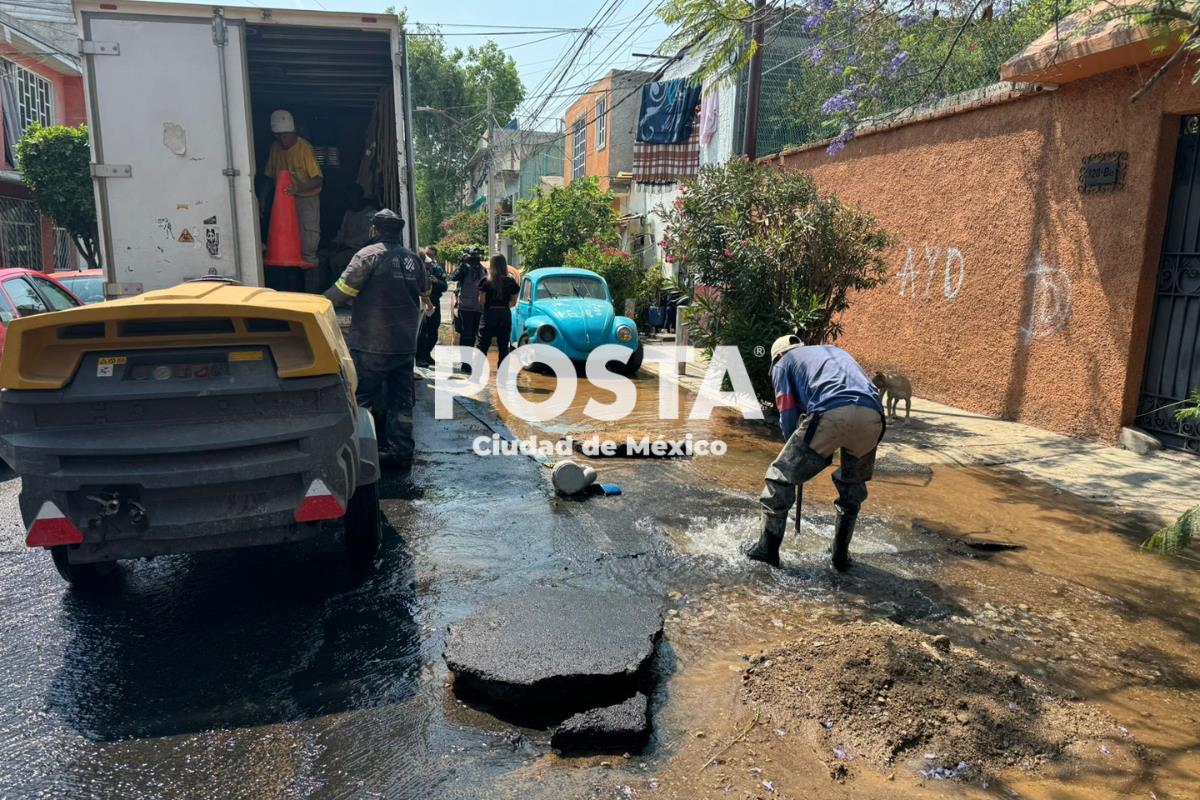 Sufren dos días con mega fuga de agua vecinos de Martín Carrera. Foto y video: Ramón Ramírez